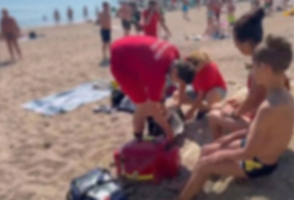 Intervenție dramatică la Eforie Nord: Mamă și fiu din Iași, salvați din valurile mării de un salvamar
