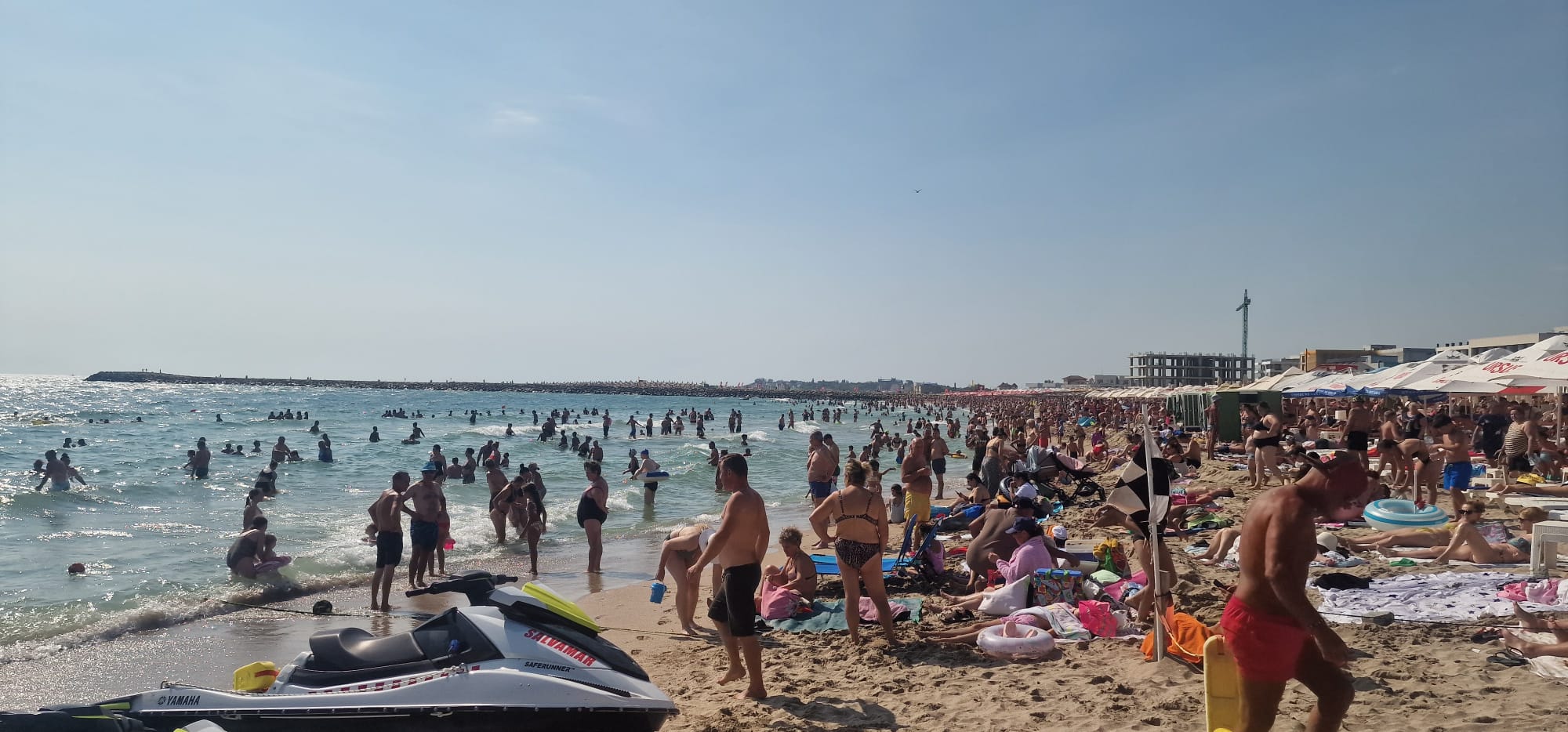 Marea s-a liniștit pe litoral: Turiștii au invadat plaja din Eforie după schimbarea steagului de salvare