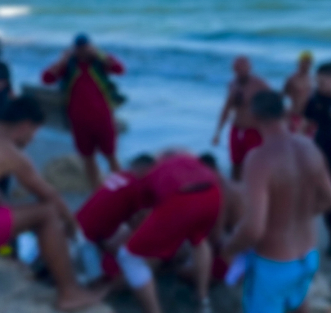 Intervenție rapidă a salvamarilor cu skijetul: Bărbat resuscitat după ce s-a aventurat pe o plajă neamenajată