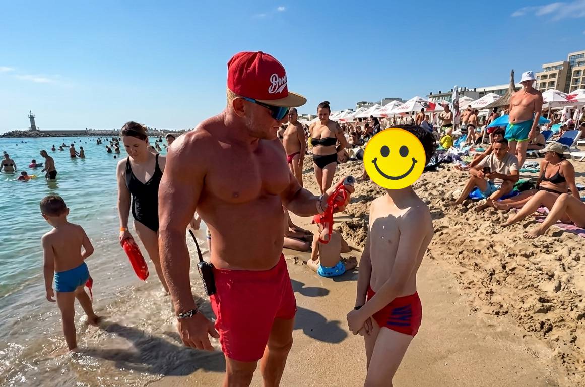 Cei mici dau lecții de maturitate la mare